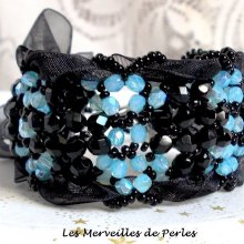 Bracelet Prestige avec des facettes noires et bleu et un ruban organza